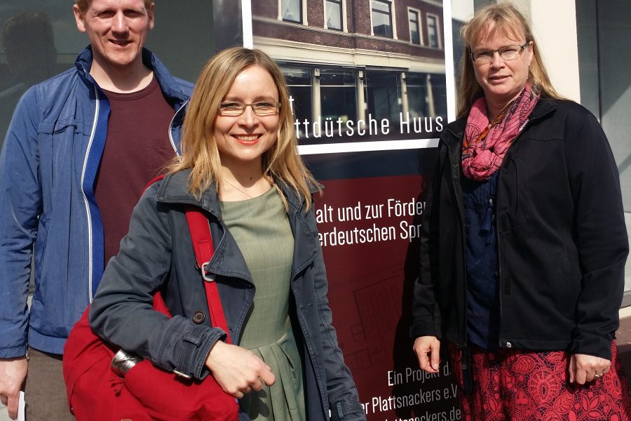 Der Vorsitzende der Emhuser Plattsnacker André Habekost, die stv. SPD-Kreistagsfraktionsvorsitzende Dörte Liebetruth und Anke Fahrenholz aus dem Samtgemeinde- und dem Gemeinderat Thedinghausen